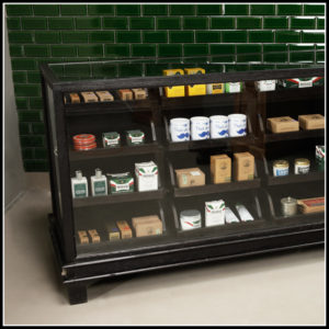 Friseur Display Zähler klassisch schwarz | Barbersconcept | Friseurmöbel