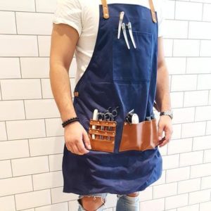 Unsere funktionale und wunderschöne Barber Schürze ist reinste Handarbeit aus den besten Materialien und schmückt den hart arbeitenden Barber für ein individuelles Finish.